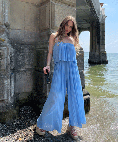Eleganter Plissee Einteiler Hellblau  Ladypolitan - Fashion Onlineshop für Damen   