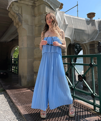 Eleganter Plissee Einteiler Hellblau  Ladypolitan - Fashion Onlineshop für Damen   