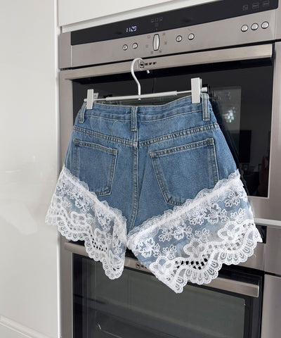 Jeans Shorts mit Spitze Hellblau Ladypolitan ♡