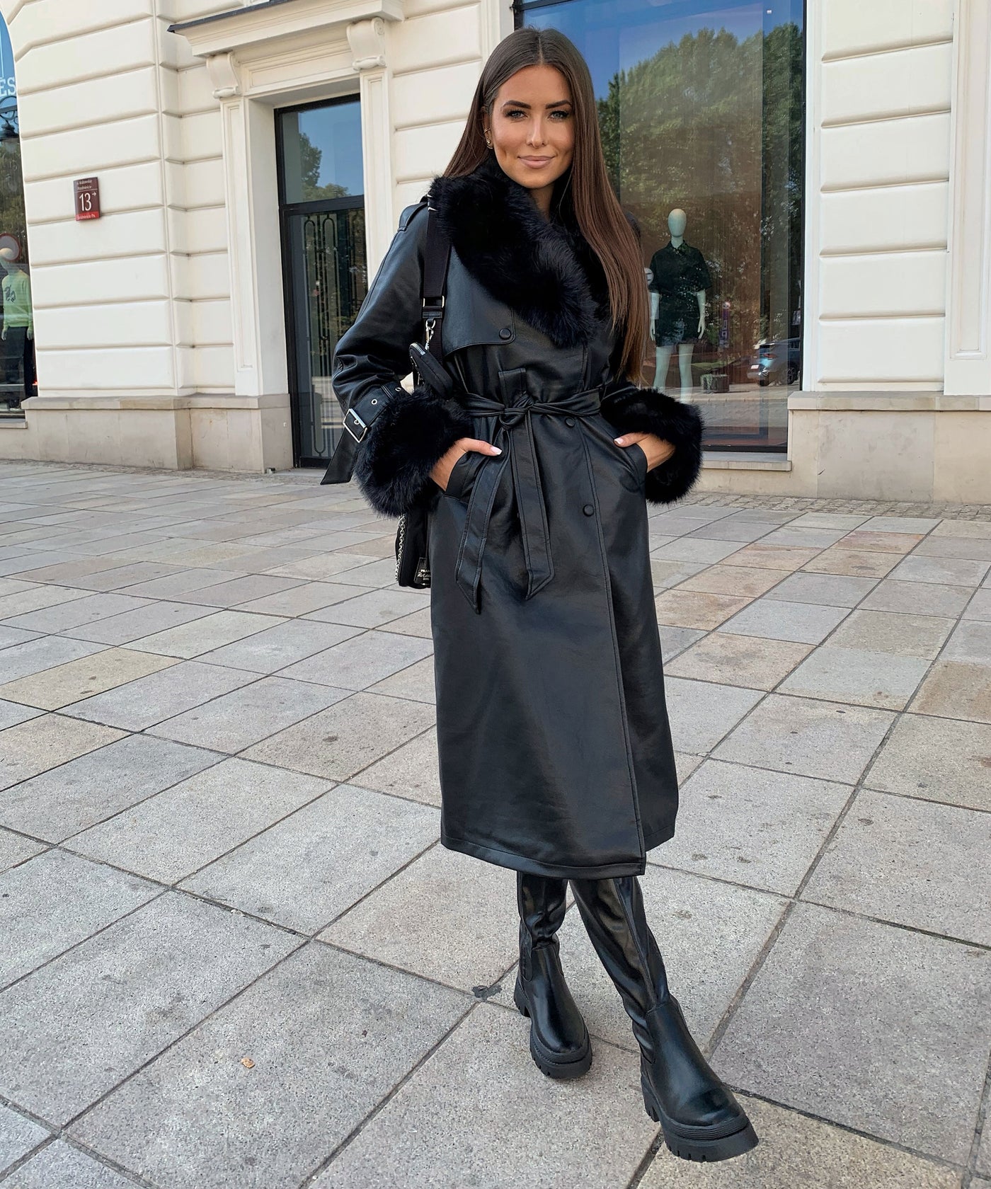 Ledermantel Hillary mit Felldetails Schwarz  Ladypolitan ♡   