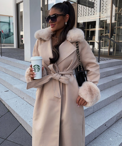 Mantel Jolie mit Felldetails Beige  Ladypolitan ♡   
