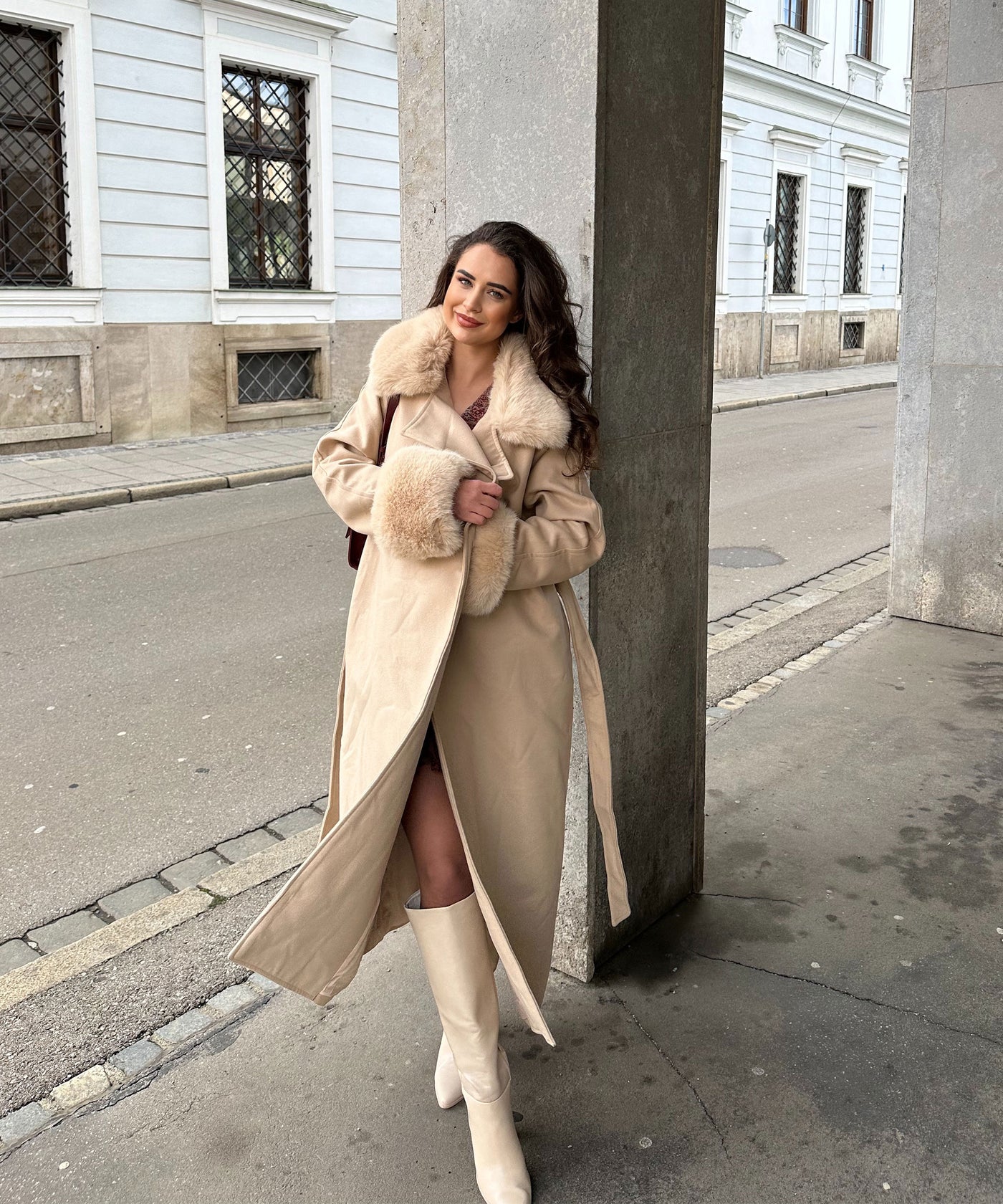 Mantel Jolie mit Felldetails Beige  Ladypolitan ♡   