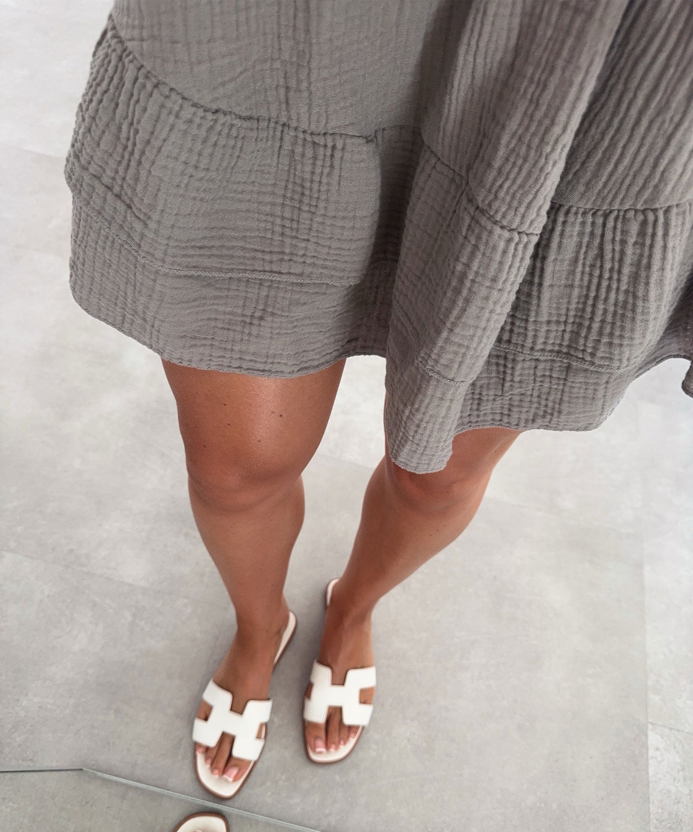 Musselin Kleid Stelia Taupe Ladypolitan ♡