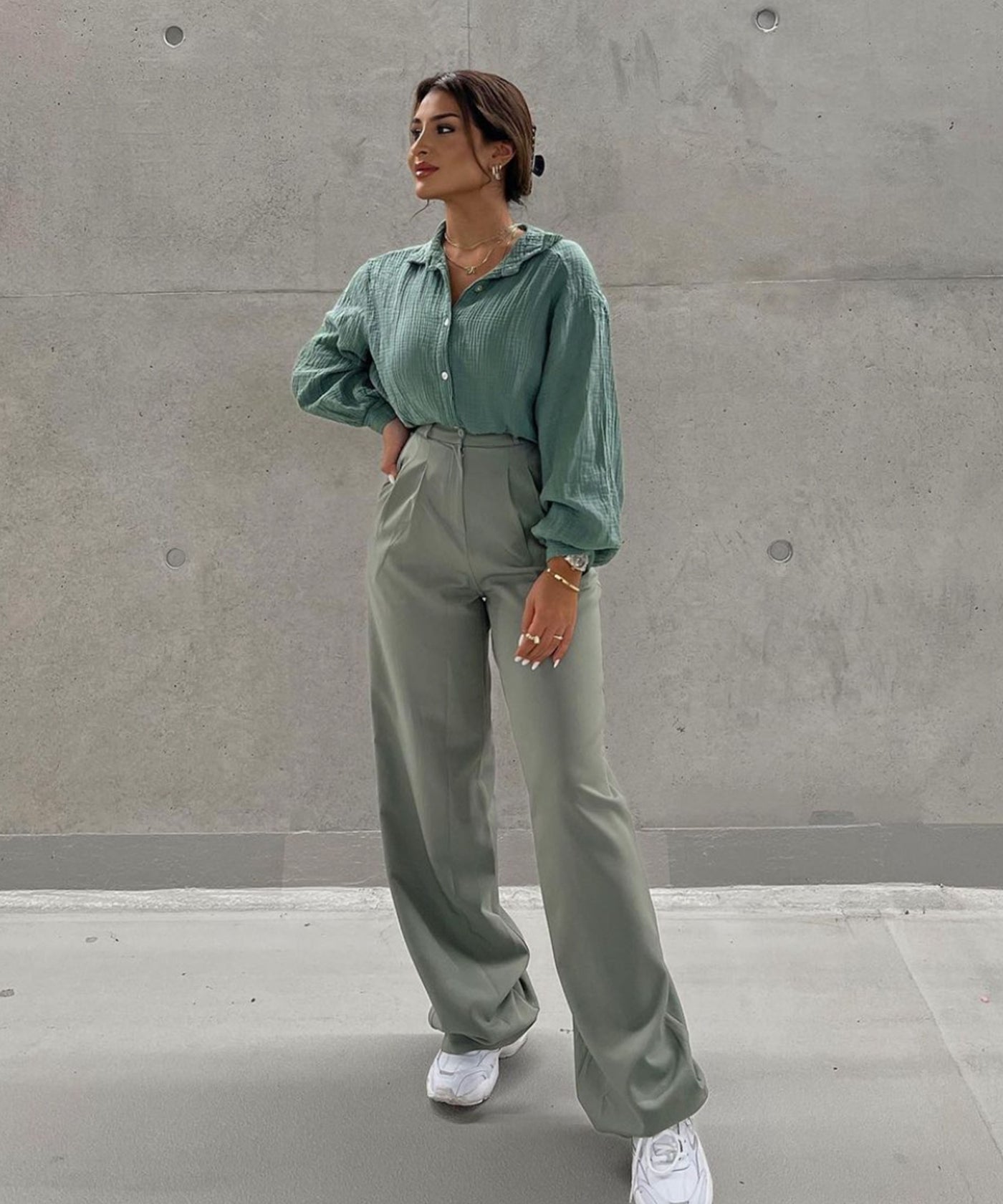 Oversize Musselin Bluse Freya Khaki Kurz  Ladypolitan - Fashion Onlineshop für Damen   