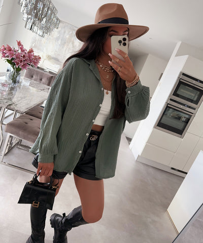 Oversize Musselin Bluse Freya Khaki Kurz  Ladypolitan - Fashion Onlineshop für Damen   