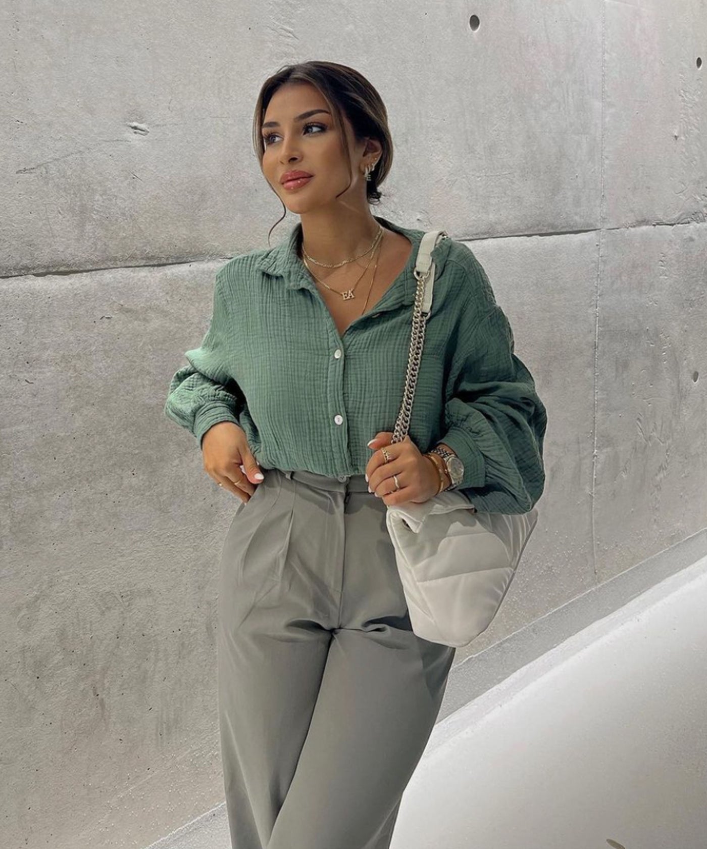 Oversize Musselin Bluse Freya Khaki Kurz  Ladypolitan - Fashion Onlineshop für Damen   