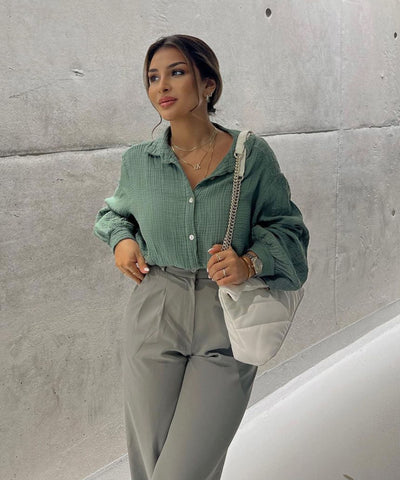 Oversize Musselin Bluse Freya Khaki Kurz  Ladypolitan - Fashion Onlineshop für Damen   