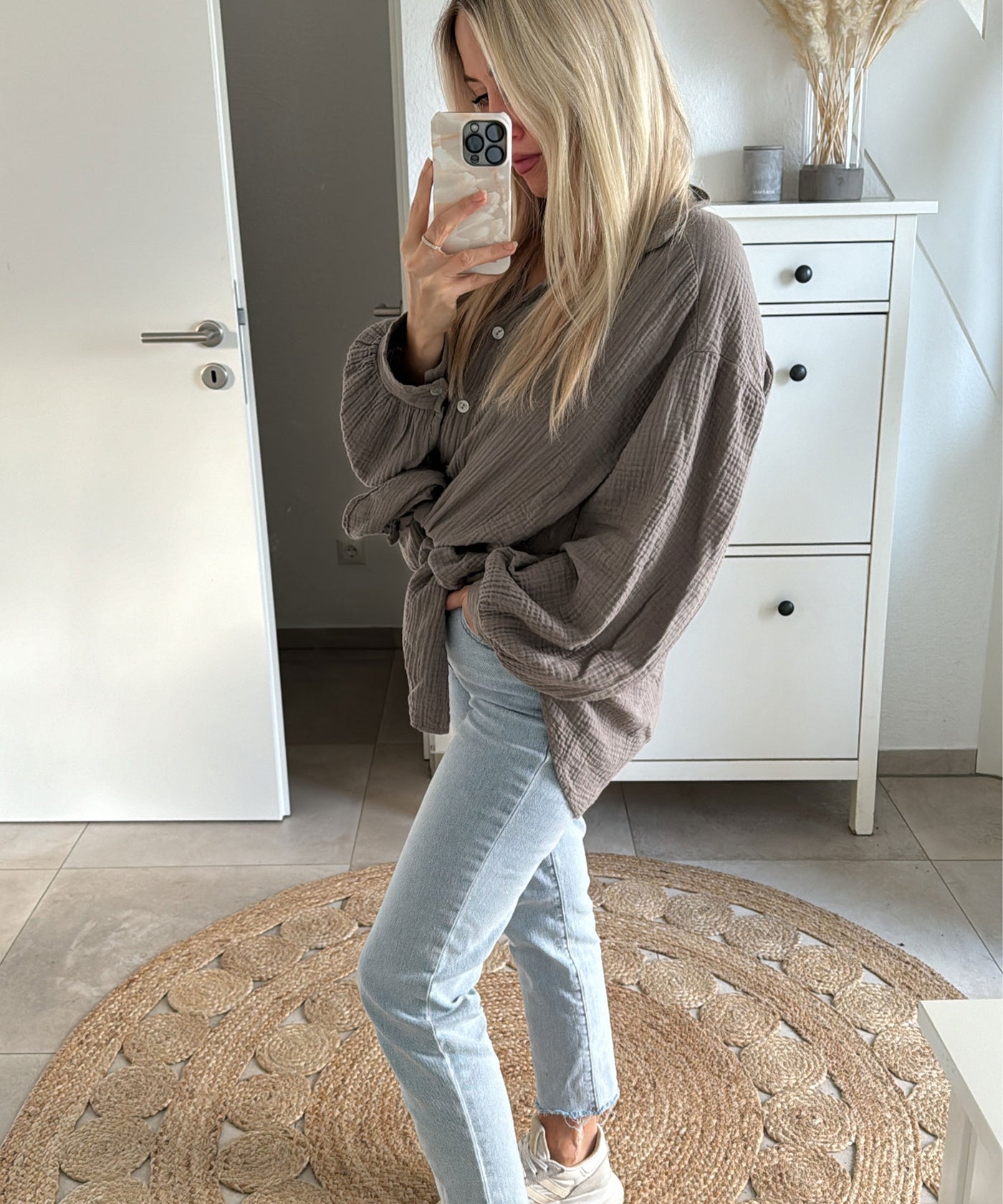 Oversize Musselin Bluse Freya Taupe Kurz  Ladypolitan - Fashion Onlineshop für Damen   