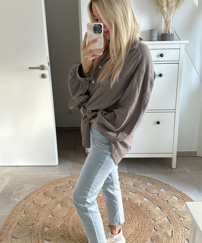 Oversize Musselin Bluse Freya Taupe Kurz  Ladypolitan - Fashion Onlineshop für Damen   
