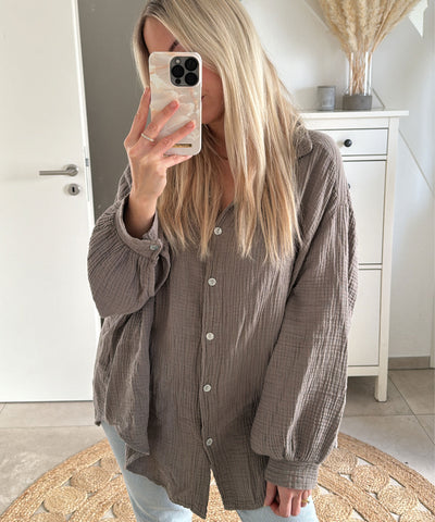 Oversize Musselin Bluse Freya Taupe Kurz  Ladypolitan - Fashion Onlineshop für Damen   