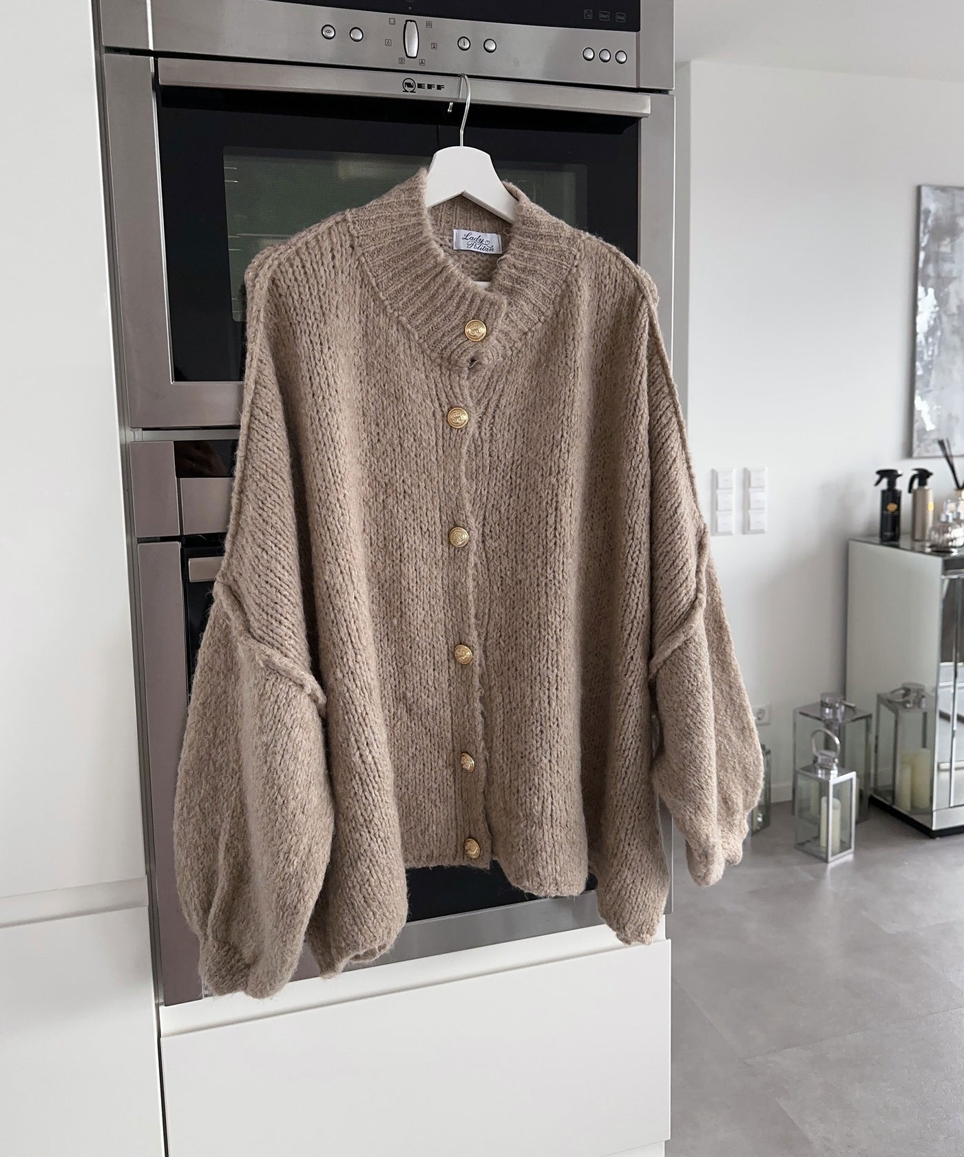 Oversize Strickjacke Jalsien Taupe  Ladypolitan ♡   