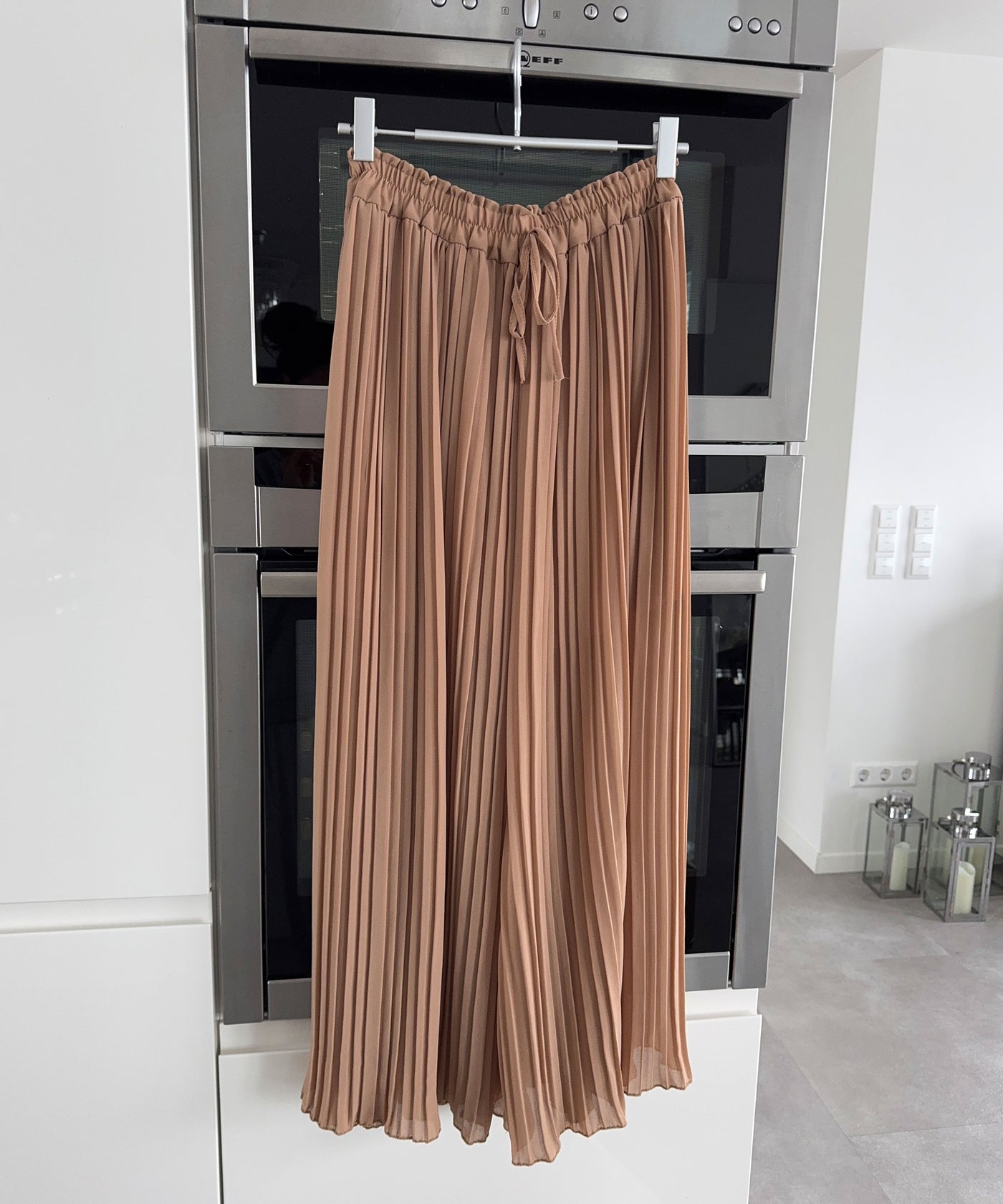 Plissee Hose Mira Camel Ladypolitan - Fashion Onlineshop für Damen