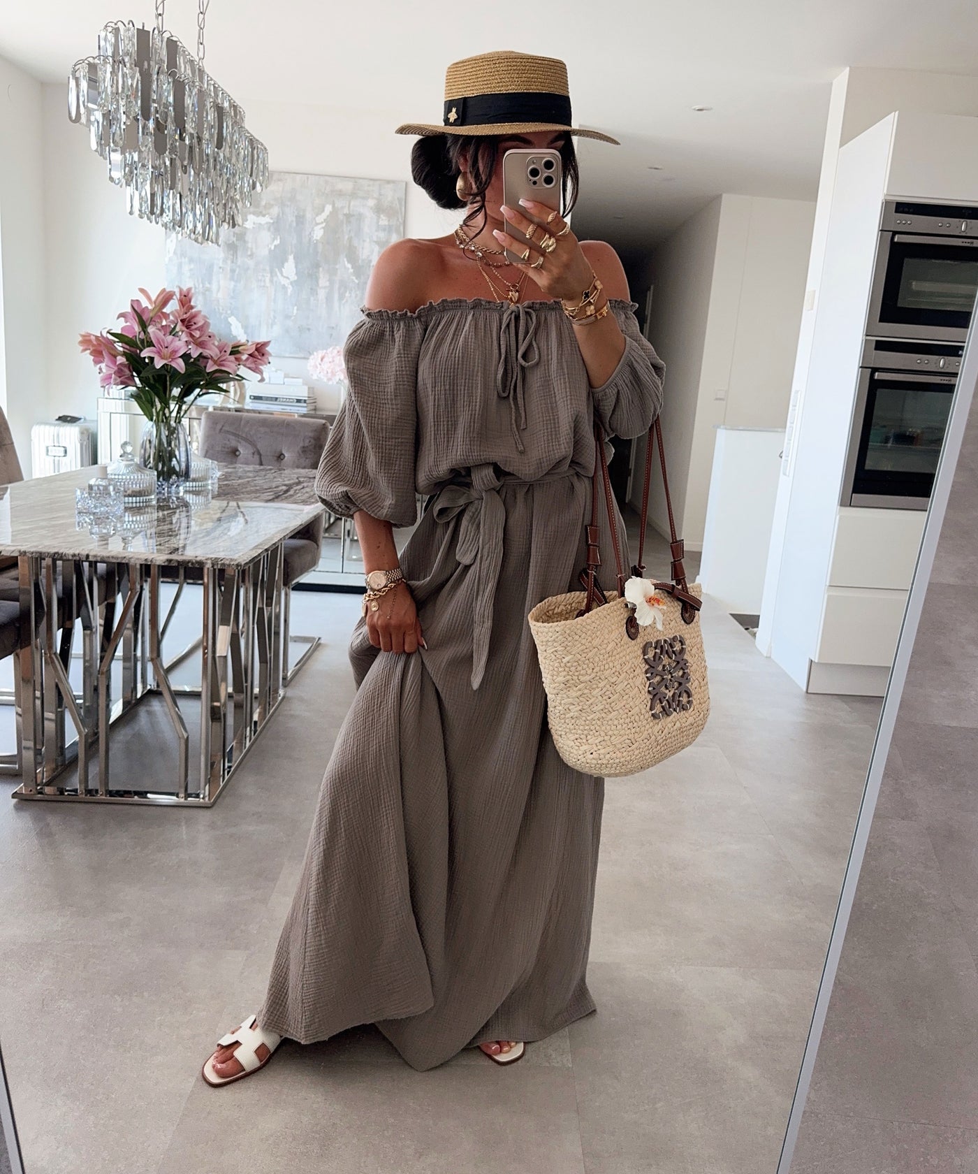 Schulterfreies Musselin Kleid Üli Taupe Ladypolitan ♡