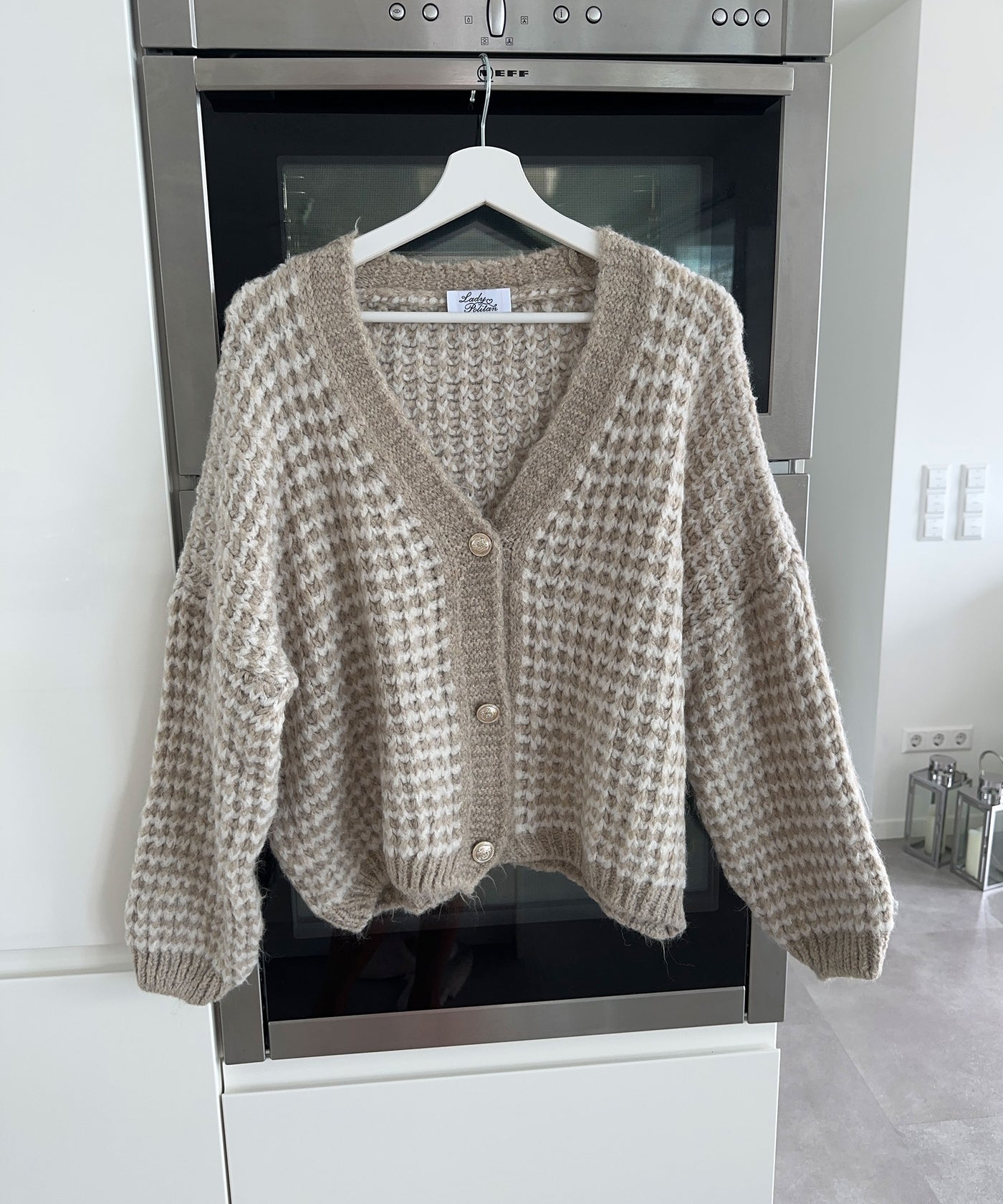 Strickjacke Nenia Taupe  Ladypolitan ♡   