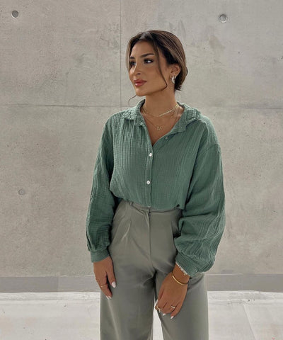 Oversize Musselin Bluse Freya Khaki Kurz  Ladypolitan - Fashion Onlineshop für Damen   