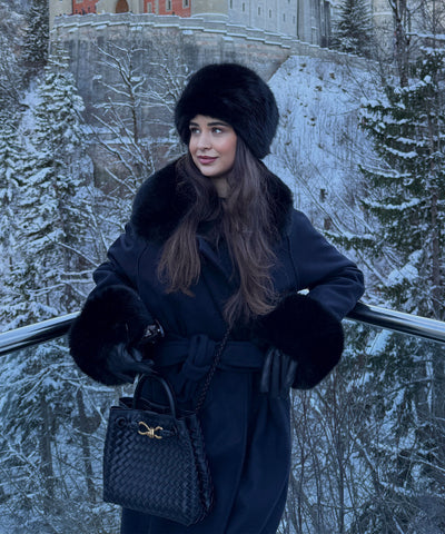 Mantel Jolie mit Felldetails Schwarz Ladypolitan ♡