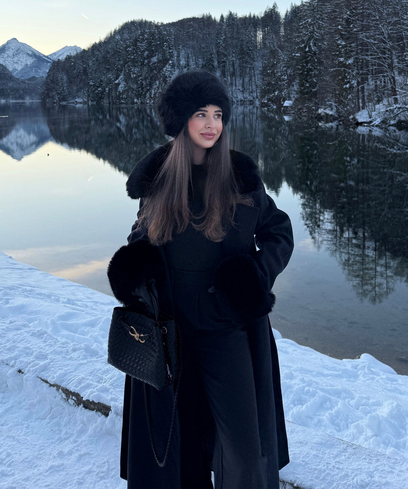 Mantel Jolie mit Felldetails Schwarz Ladypolitan ♡