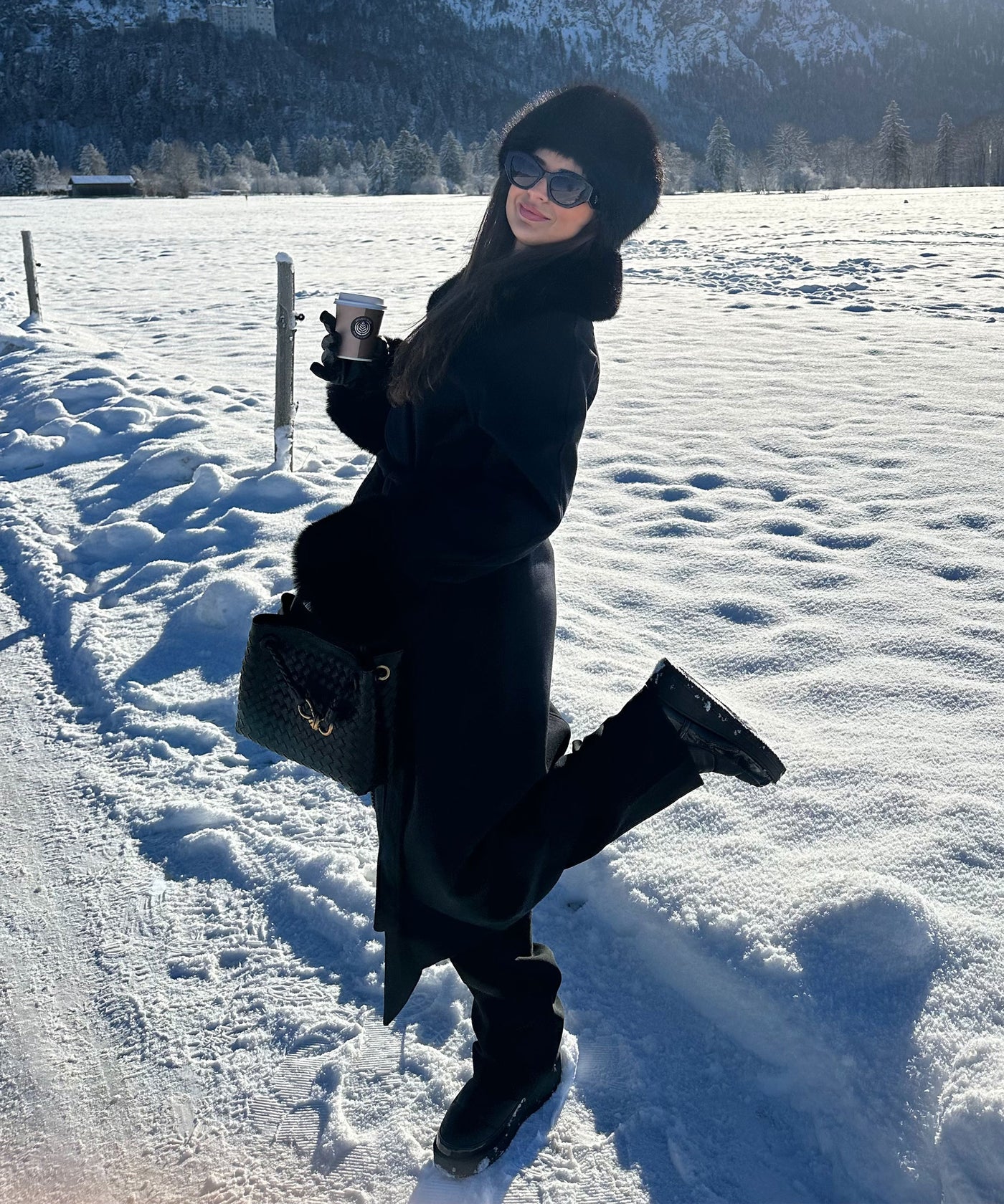 Mantel Jolie mit Felldetails Schwarz Ladypolitan ♡