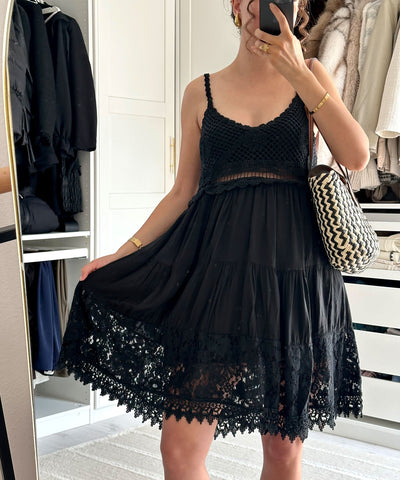 Kleid mit Spitze Emna Schwarz Ladypolitan ♡