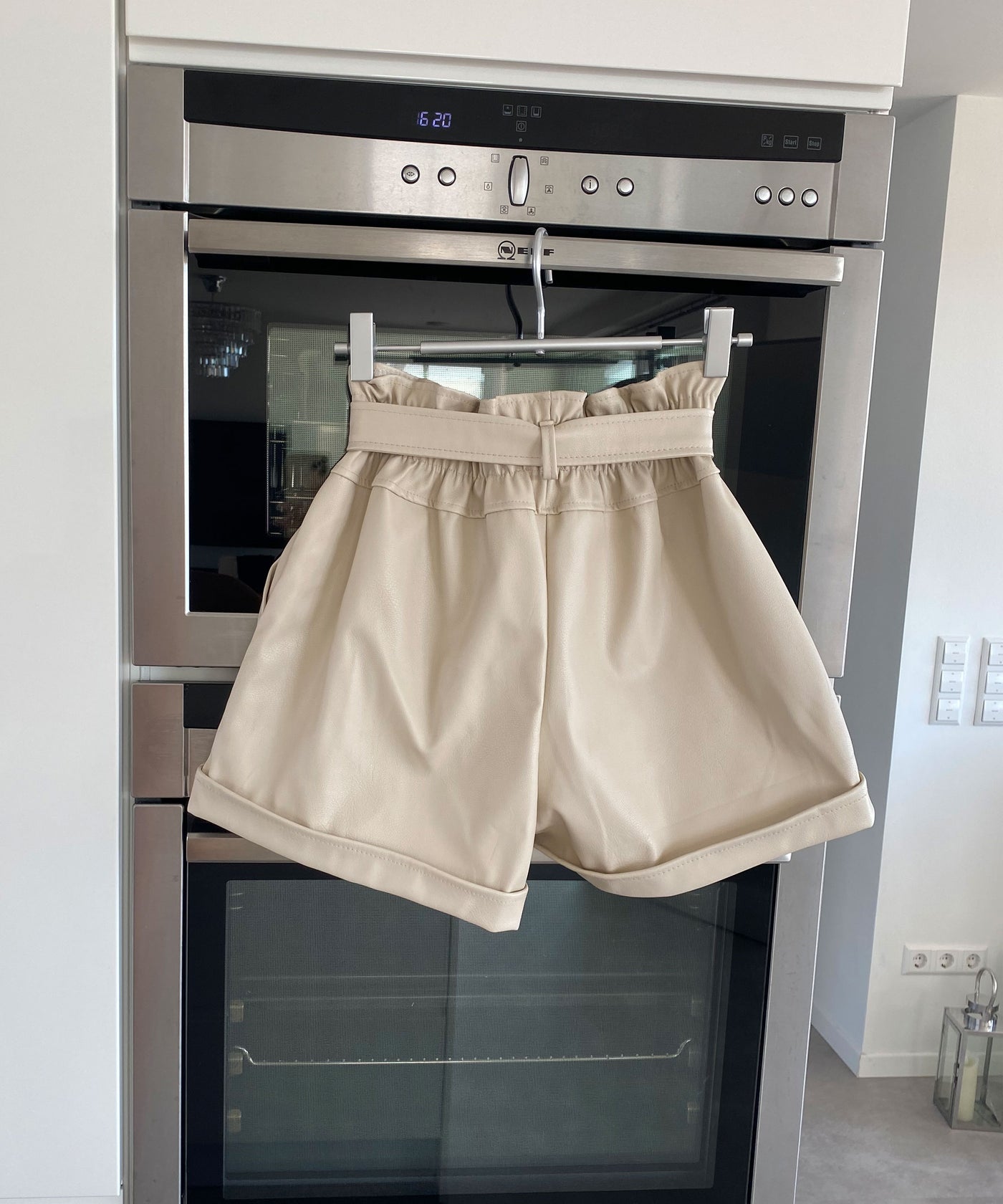 Leder Shorts Malaysia Beige  Ladypolitan - Fashion Onlineshop für Damen   