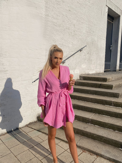 Musselin Kleid Daisy Hellpink  Ladypolitan - Fashion Onlineshop für Damen   