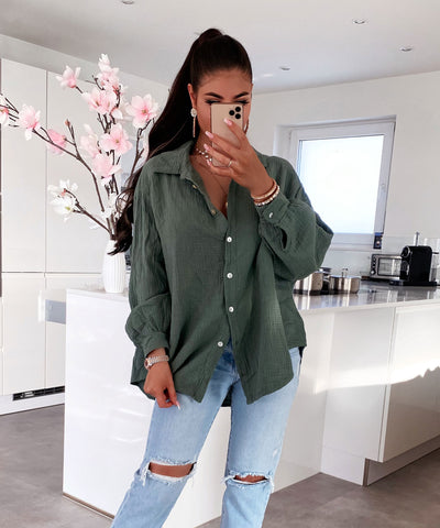 Oversize Musselin Bluse Freya Khaki Kurz  Ladypolitan - Fashion Onlineshop für Damen   