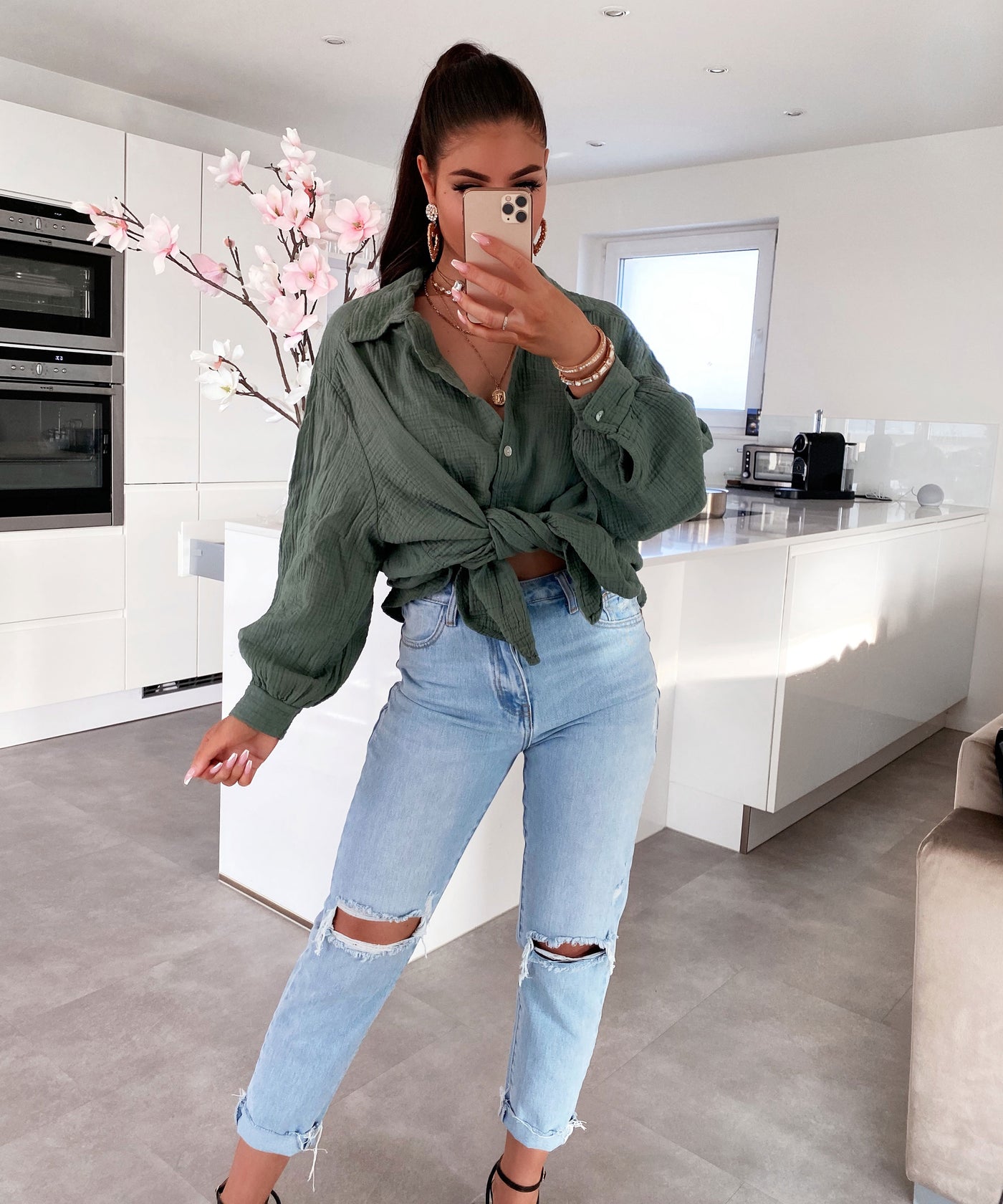 Oversize Musselin Bluse Freya Khaki Kurz  Ladypolitan - Fashion Onlineshop für Damen   